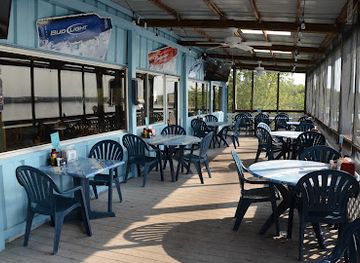 illinois/driftless-area/restaurant/captain-s-cove-bar-grill-at-starved-rock-marina