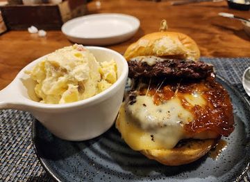 mississippi/the-river-region/restaurant/mama-n-em-southern-table-bar