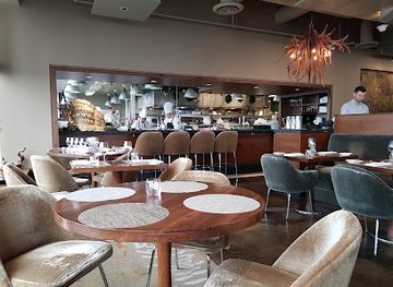 canada/northern-canada/restaurant/canoe