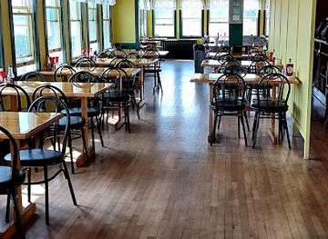 rhode-island/trustom-pond-national-wildlife-refuge/restaurant/aunt-carrie-s-restaurant-ice-cream-and-gift-shoppe