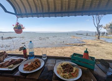 kenya/lake-naivasha/restaurant/the-hook-lakefront-lounge