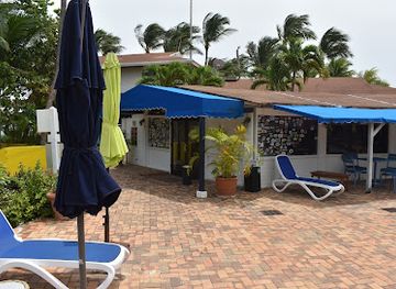 the-bahamas/bimini/restaurant/hemingway-s-poolside-rum-club