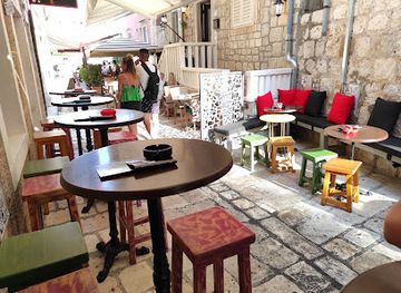 croatia/hvar/restaurant/lola-bar