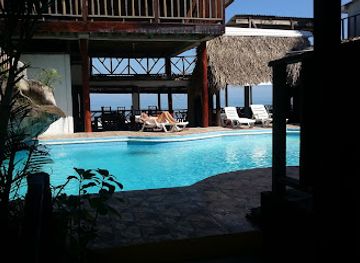 honduras/pico-bonito-national-park/restaurant/la-delphina-bed-and-breakfast-bar-and-grill-hotel