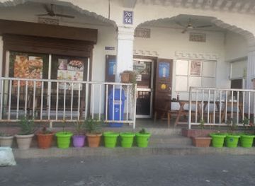 bhutan/pemagatshel/restaurant/kuenjung-pizza