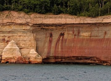 michigan/pictured-rocks-national-lakeshore/restaurant/bear-trap-inn