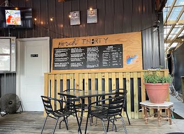 arkansas/jonesboro/restaurant/the-porch-at-huntington-square-downtown-jonesboro-outdoor-food-truck-lot-indoor-bar