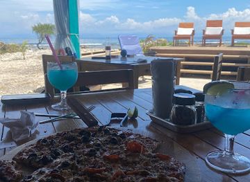 honduras/utila/restaurant/the-point-pool-bar-and-grill