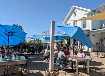 ohio/lake-erie-islands/restaurant/the-island-house