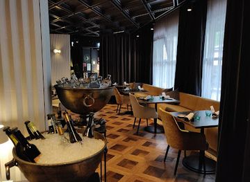 austria/vienna/restaurant/apron