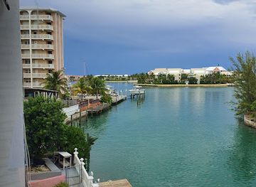 the-bahamas/lucaya/restaurant/upstairs-on-the-bay