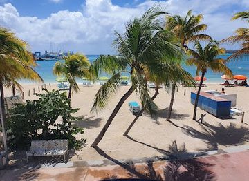 sint-maarten/great-bay-beach/restaurant/taloula-mango-s-blue-bitch-bar