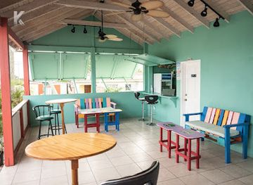 saint-kitts-and-nevis/charlestown/restaurant/5trees-bar-and-lounge