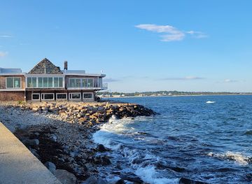 rhode-island/narragansett-beach/restaurant/the-coast-guard-house-restaurant