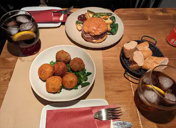 Baco y Beto, Taberna