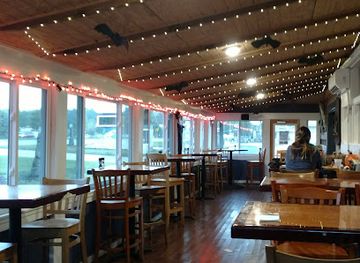 virginia/newport-news/restaurant/harpoon-larry-s-fish-house-oyster-bar
