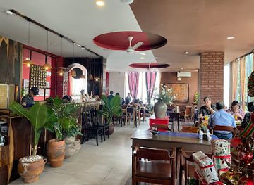 vietnam/nha-trang/nha-trang-cathedral/restaurant/nom-nom