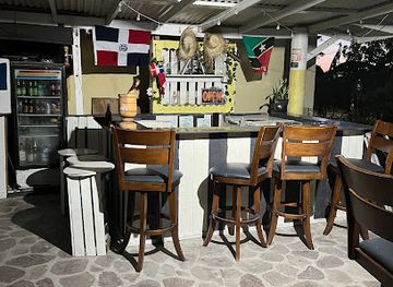 saint-kitts-and-nevis/gingerland/restaurant/rosie-s-patties