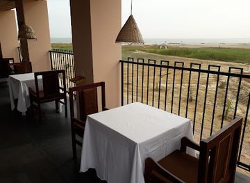 the-gambia/lower-baddibu/restaurant/gibbi-s-on-the-beach