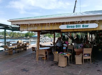 palau/melekeok/restaurant/drop-off-bar-and-grill