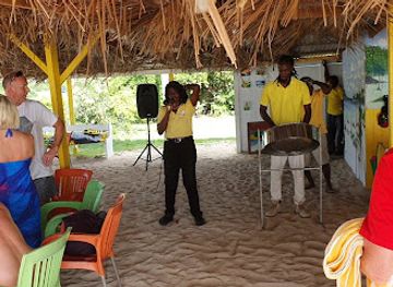 antigua-and-barbuda/jolly-harbour/restaurant/fryes-tiki-beach-bar