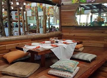 philippines/puerto-princesa/restaurant/painted-table