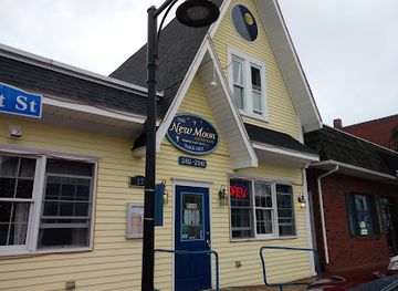 maine/saco/restaurant/the-new-moon