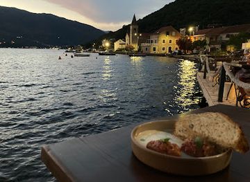 montenegro/tara-river-valley/restaurant/punto-crudo-restoran