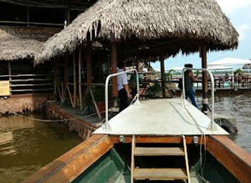 peru/pacaya-samiria-national-reserve/restaurant/embarcadero-restaurante-al-frio-y-al-fuego