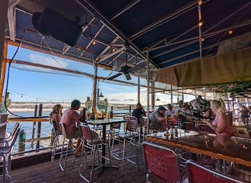 florida/panhandle/restaurant/harry-t-s-lighthouse