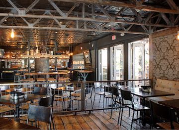 texas/dallas/restaurant/henry-s-majestic