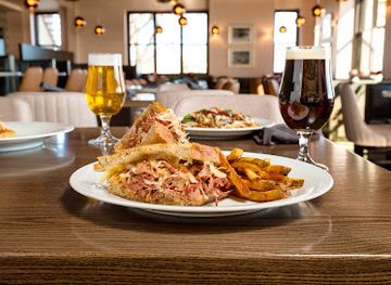 minnesota/glacial-ridge/restaurant/holman-s-table