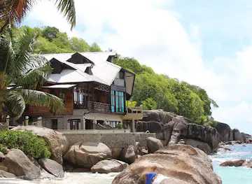 Jolly Roger Bar And Restaurant