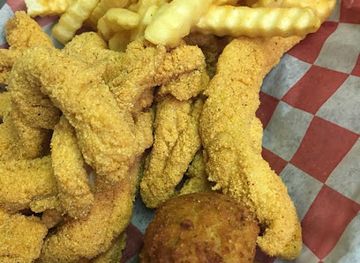 texas/piney-woods/restaurant/fin-feather-bar-and-grill
