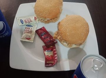 pakistan/peshawar/university-town/restaurant/meal-out