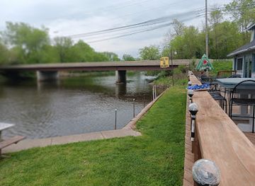 illinois/chain-o-lakes-state-park/restaurant/bridgeport-inn