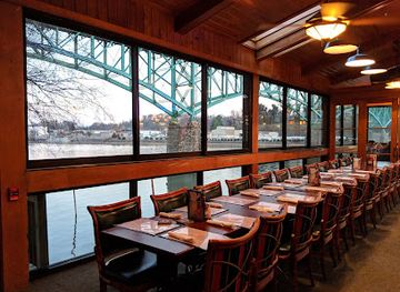 tennessee/knoxville/old-city/restaurant/calhoun-s-on-the-river