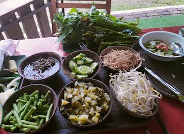 thailand/ranong/restaurant/kanom-jeen-mor-din-lui-suan