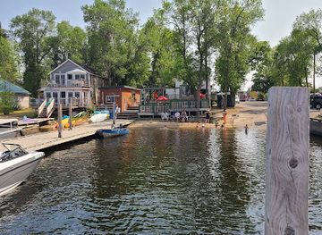 minnesota/voyageurs-national-park/restaurant/loony-s-pub