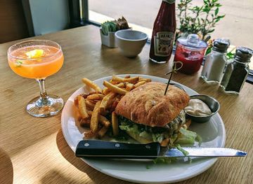 washington/olympic-national-park/restaurant/heyday-bar-restaurant