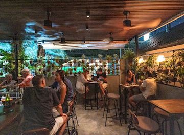 thailand/andaman-coast/restaurant/mrs-b-bar-table