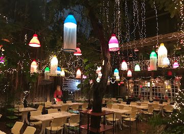 thailand/bangkok/sukhumvit/restaurant/cabbages-condoms