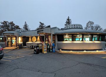 canada/niagara-falls/restaurant/flying-saucer-restaurant