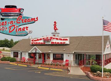 missouri/branson/restaurant/cakes-cream-fifties-diner-drive-in