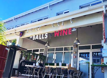 sint-maarten/simpson-bay-lagoon/restaurant/balls-wine