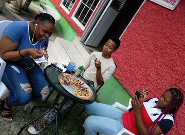 jamaica/negril/restaurant/uncle-lees-pizza