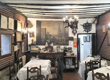 Restaurante frente a la Catedral-Mesón LA CUEVA
