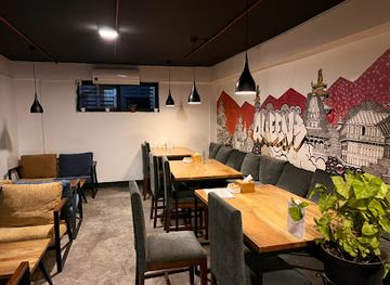 nepal/patan/golden-temple-kwa-bahal/restaurant/queens-eatery