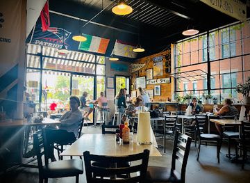 rhode-island/newport-cliff-walk/restaurant/cru-cafe