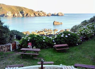 guernsey/moulin-huet-bay/restaurant/renoir-tea-garden